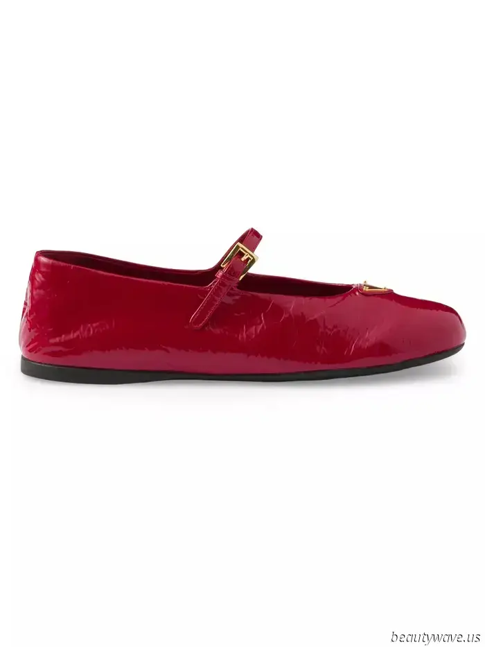 Dimentica le ballerine nere — indossando questo colore di scarpe con gli abiti riceverai più complimenti.