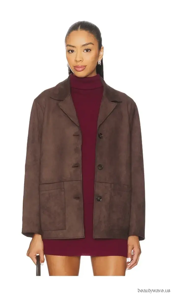 Ключ к тому, чтобы выглядеть богато в черном платье в 2025 году, — это носить этот вечный предмет с ним.