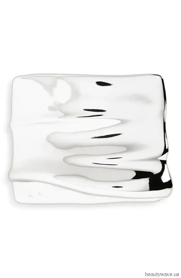 Il modo di Ashley Olsen per rendere i cappotti neri semplici chic, non noiosi