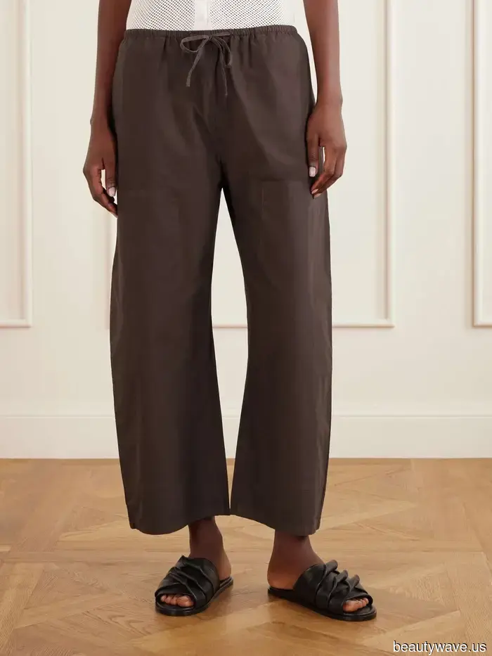 Das Tragen von Cropped-Hosen am Flughafen ist zurück, besonders dieser spezielle Cool-Girl-Trend.