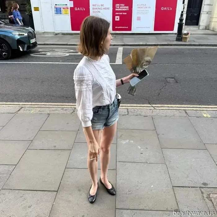 Доставка из Парижа: Все отказываются от сандалий, чтобы носить эти гораздо более стильные туфли с шортами