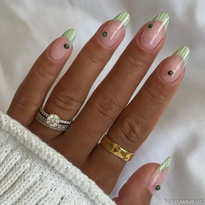 No, No Blanco&mdash;Este Color de Uñas Francés Inesperado Está Listo para Dominar Esta Temporada