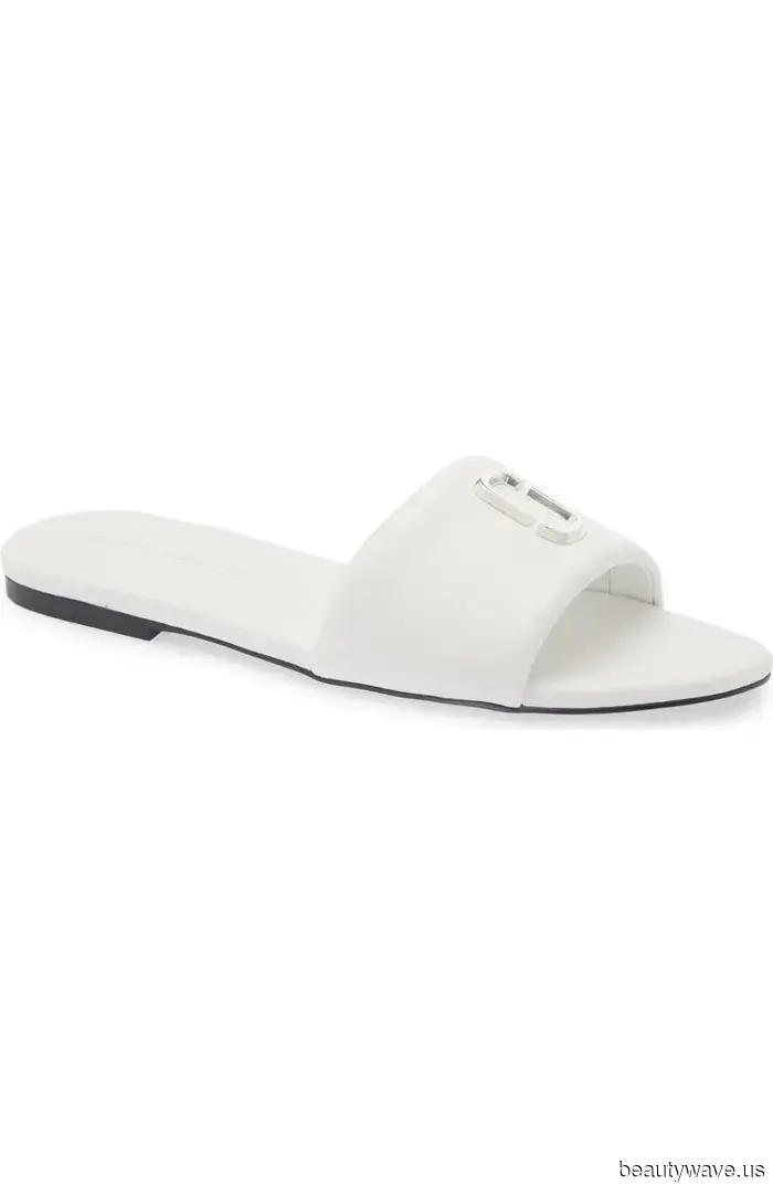 Statt Flip-Flops tragen Malibus stilvollste Menschen diesen Sandalentrend mit geraden Jeans.