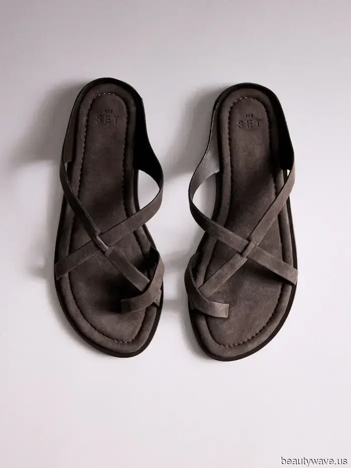 Pause the Flip-Flops, Rosie Huntington-Whiteley Has Just Made an Appearance in a Subtle Sandal Style.