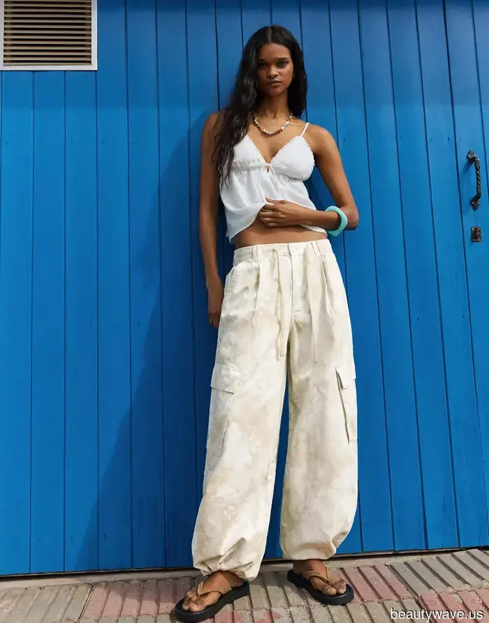 The Trendiest Girls Online Are Reviving This 2000s Summer Vibe