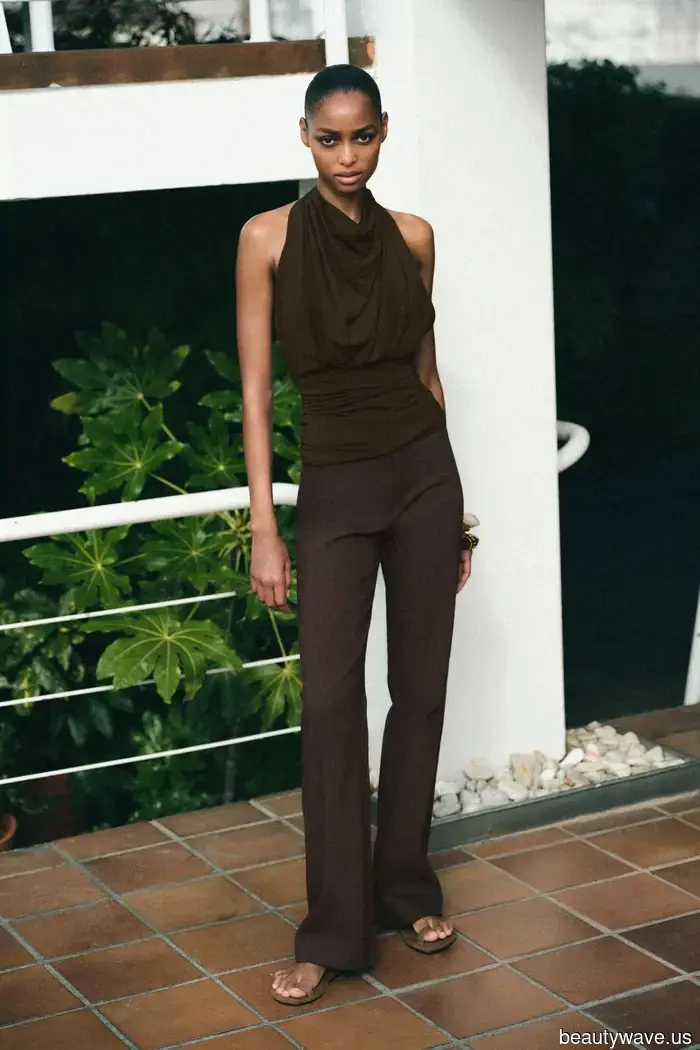 Estoy rompiendo con los pantalones negros y pasando el otoño en esta rica tendencia de color de pantalones en su lugar.