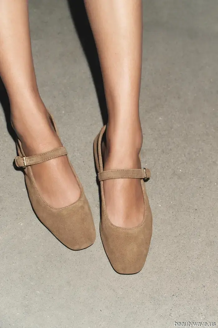 If you're planning to wear white jeans this summer, this shoe trend always gives them a stylish touch.