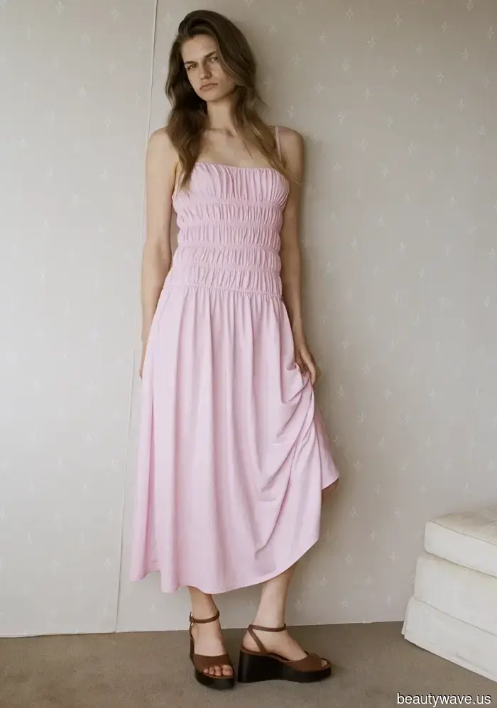 Я официально ношу только платья до сентября — 9 стилей от Zara, COS и Mango быстро распродаются