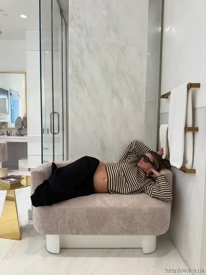 Nicht ein einfacher Rundhalsausschnitt&mdash;Sofia Richie trug gerade den zeitlosen Stricktrend, der wiederkommt.