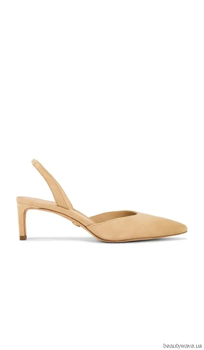 Just so you know: Currently, every fashion enthusiast is opting for this beautiful shoe color rather than black.