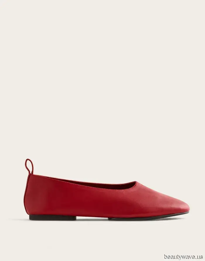 Las personas de moda ocupadas saben que esta tendencia de zapatos planos hace que los atuendos se vean más elegantes cuando ya llegas tarde.