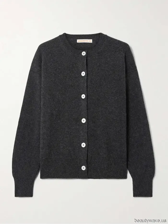 Es ist wahr: Französische Frauen tauschen ihre roten Cardigans gegen dieses trendige, grundlegende Strickstück.