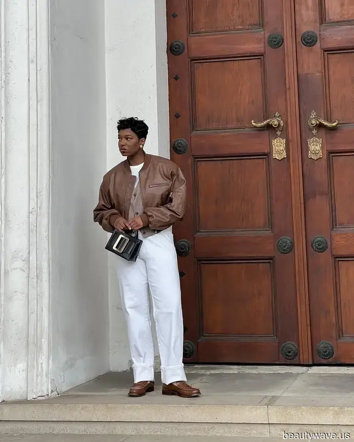 Sí, los jeans se ven bien con trenchs, pero los parisinos saben que se ven aún más elegantes con esta chaqueta&mdash;Estos looks lo demuestran.