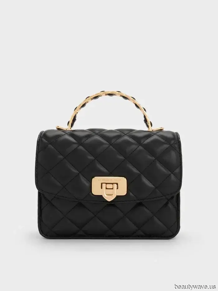 Die coolsten französischen Mädchen tragen diese 6 Sommer-Handtaschen-Trends durch die Hitzewelle in Paris.