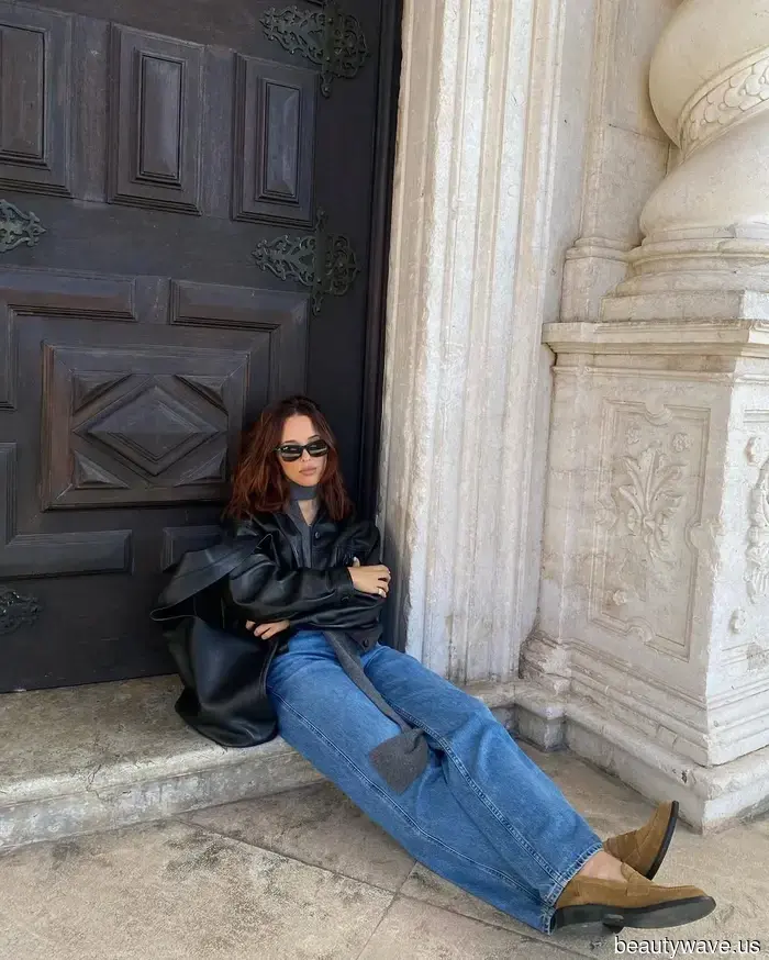 Resulta que llevar vaqueros y mocasines en estos colores es la clave para lucir elegante este otoño.