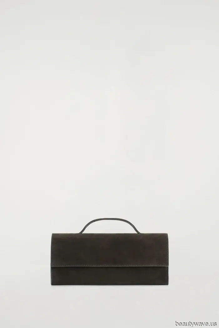 When I want my simple T-shirt dress to appear elegant, these are the shoes and bag I pair with it.