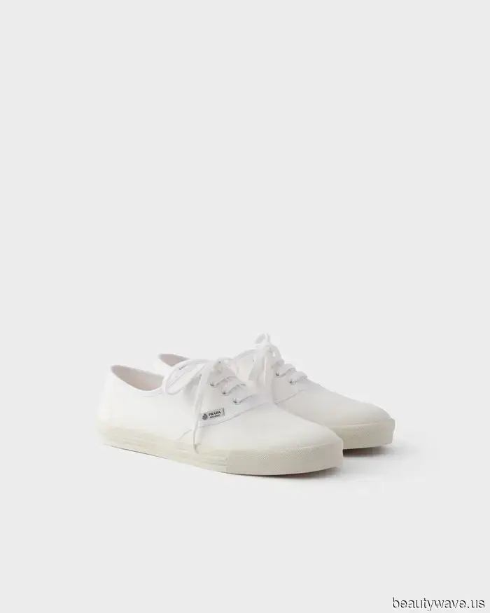 Salta i Pantaloni Neri: Questo È il Modo Chic di Abbinare un Blazer Oversize e Sneakers Bianche nel 2026