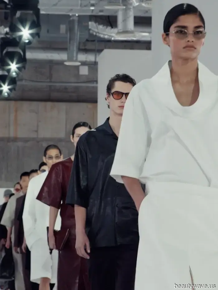 The Spring 2026 COS Show combines elements of American Gigolo and '90s Minimalism in a Seoul bathhouse setting.