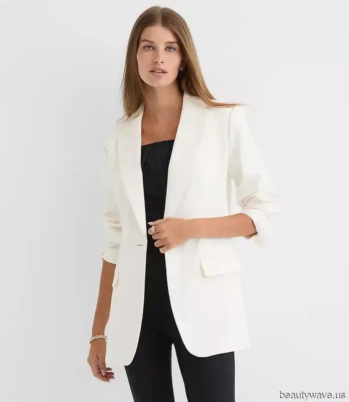 Abiti con Fiocco Rosso, Pantaloni di Velluto e Camicie da Smoking&mdash;Emma Roberts Condivide Cosa Indossa Questa Stagione Festiva