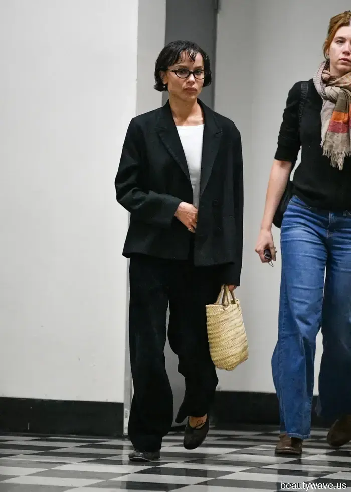 Así de fácil, los trajes pasan de aburridos a geniales cuando cambias las camisas de botones por este reemplazo de 2025.