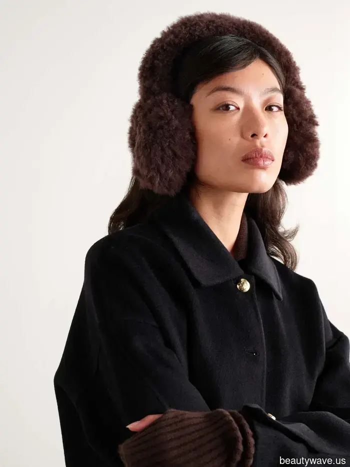 No Pillbox Hats or Capes—this Winter's Accessory Trend for the Stylish: the "Rich" Look