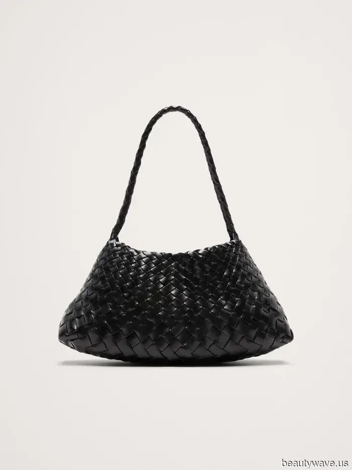 I really love suede, but this bag trend enhances the elegance of plain blue jeans even more.