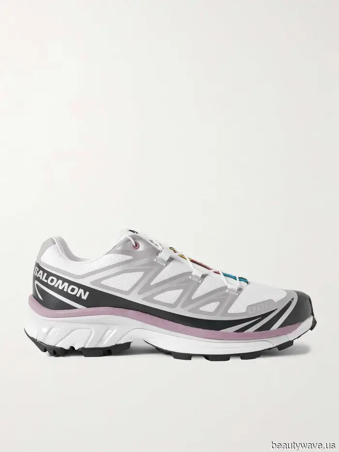 El look de aeropuerto de Pamela Anderson incluye la combinación de zapatos y bolso de chica francesa que realmente recomiendo llevar de viaje.