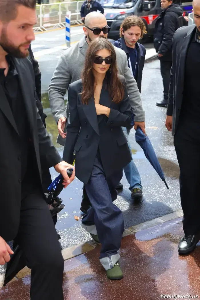 This is the sole method to style your baggy jeans this summer, as recommended by fashionable celebrities.