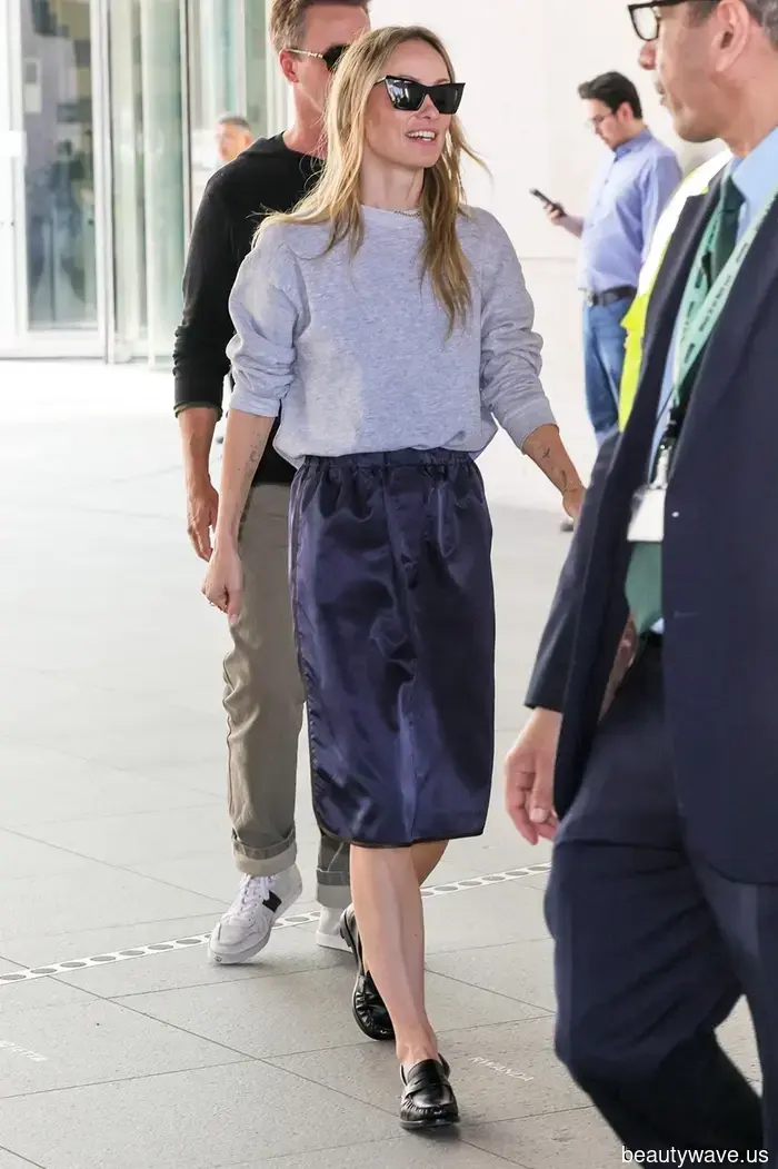 Las chicas It no usan la tendencia de falda viral de 2026 con chanclas&mdash;ellas usan estos elegantes zapatos de punta cerrada.