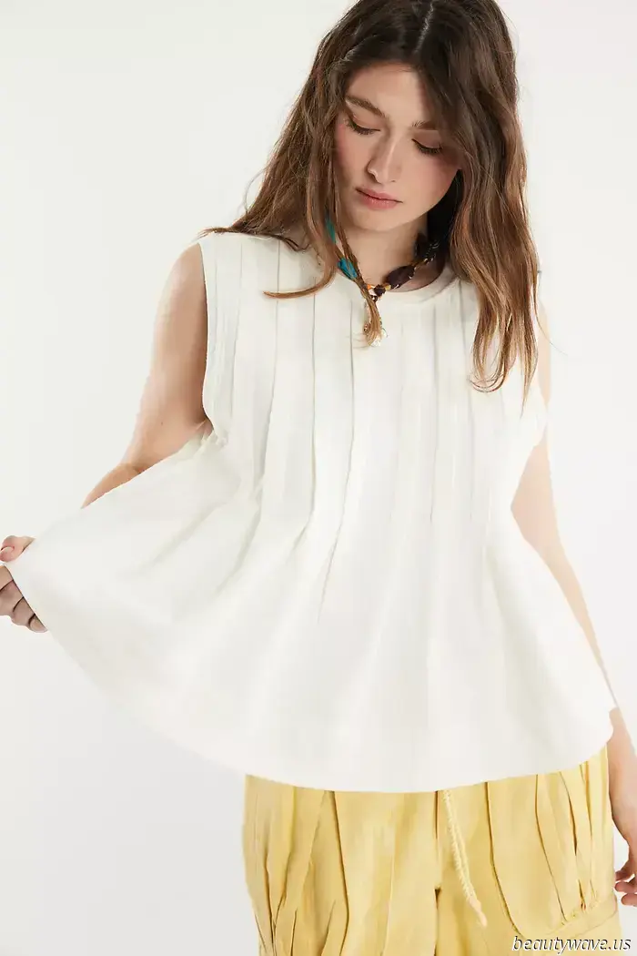 Not Ruffle, Not Lace—The Stylish Top Trend That Appeals to Both Minimalists and Those With Classic Tastes.
