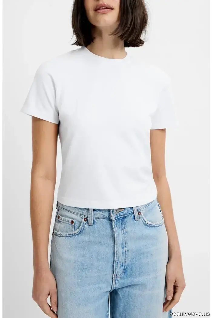 Fashion experts believe that pairing baby tees with this pant trend gives an elegant appearance.