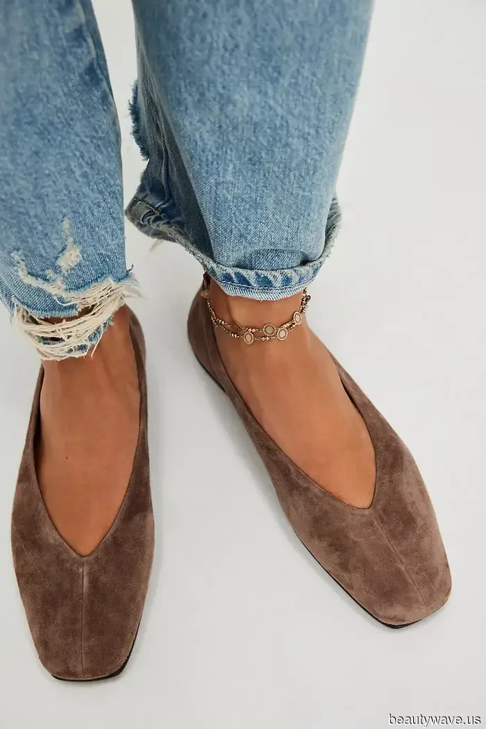 If you're planning to wear white jeans this summer, this shoe trend always gives them a stylish touch.
