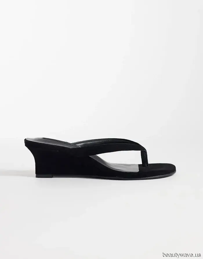 Ob es dir gefällt oder nicht, so stylen coole Mädchen den Sandalentrend des Sommers.