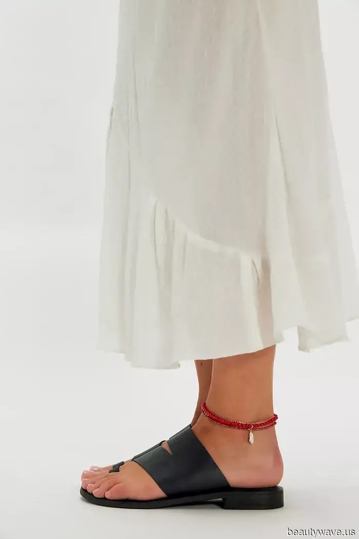 Pause the Flip-Flops, Rosie Huntington-Whiteley Has Just Made an Appearance in a Subtle Sandal Style.