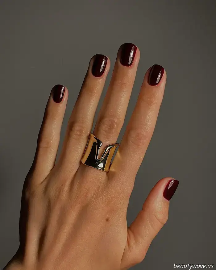 Wir Redakteure sind einstimmig der Meinung: Das ist die schickste Winter-Nagellackfarbe, die es je gegeben hat.