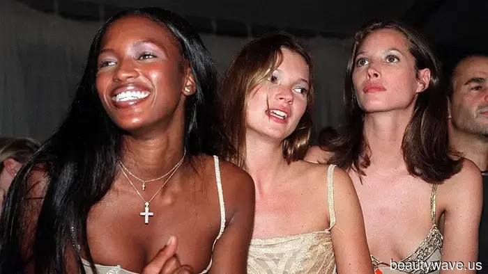 La nueva sombra de ojos en crema de Merit está dando una vibra de supermodelo de los 90 sin preocupaciones—no podría estar más obsesionada.