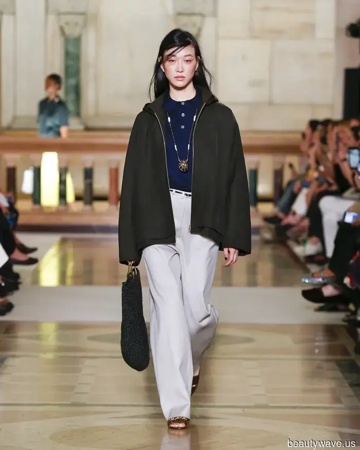 Bei Tory Burch ist es für den Frühling 2026 angesagt, sich wie ein coole Uptown-Mädchen zu kleiden.