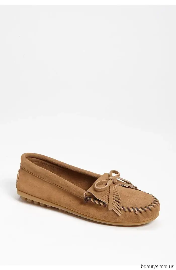 It Turns Out That This Flat-Shoe Trend Pairs Well with Dark-Wash Jeans