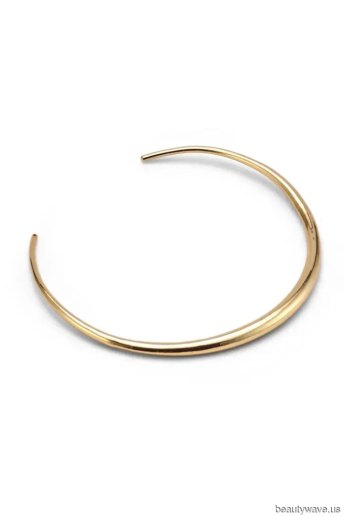 Invece dei jeans, le persone a Parigi indossano questo elegante capo con ballerine e mocassini.