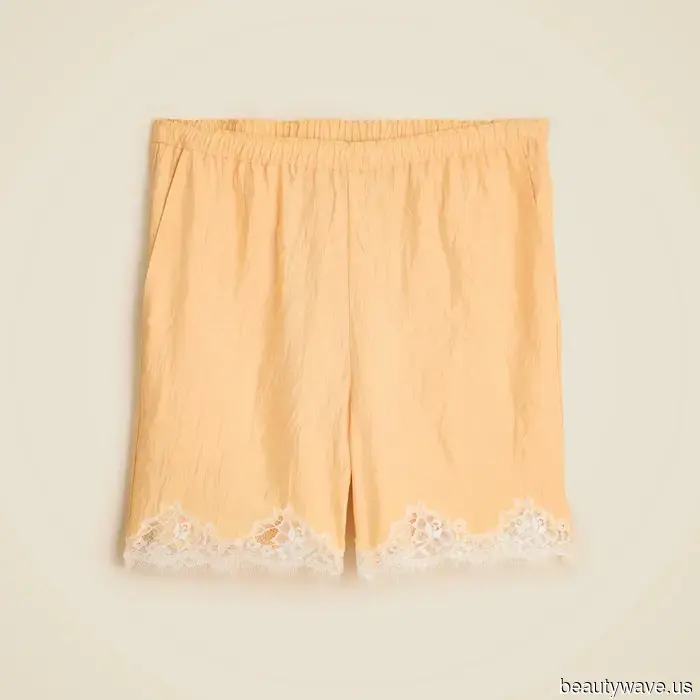 Sì, puoi indossare i tuoi pantaloni corti con pizzo questo autunno, ma solo se li abbini specificamente in questo modo.