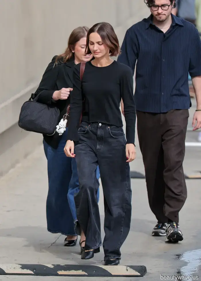 I Keep Noticing It Everywhere: This Shoe Trend That Enhances Baggy Jeans