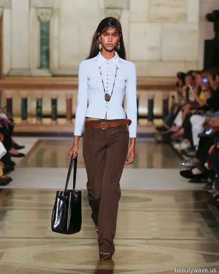 Da Tory Burch, vestirsi come una ragazza alla moda di Uptown è ciò che ci riserva la primavera 2026.