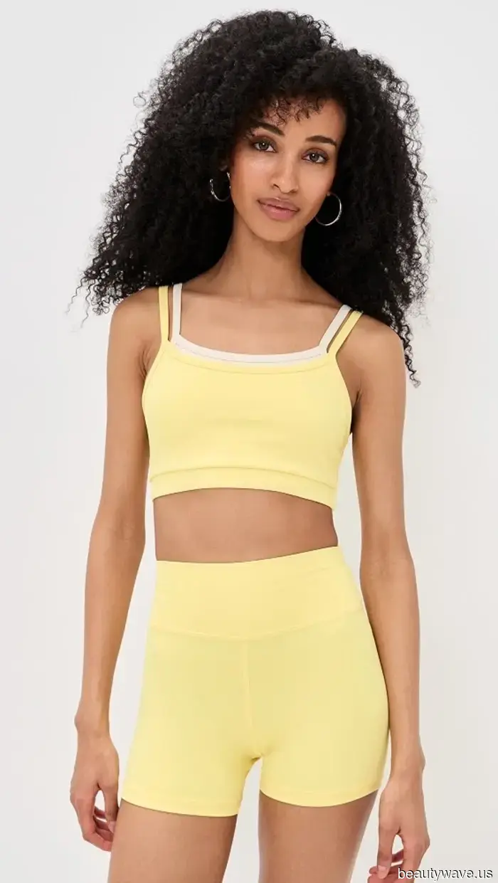 Überall, wo ich 2026 hinschaue, tragen coole Mädchen diesen BH-Top-Trend mit Leggings.