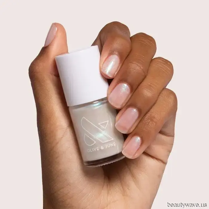 Certo, le unghie moody sono chic, ma questa manicure eterea porta l'eleganza a un livello superiore.