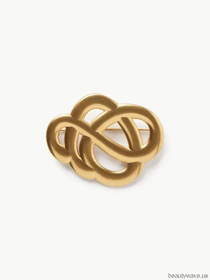 5 Accessories That French Women Are Currently Using to Elevate Their Simple January Outfits with Chic Style