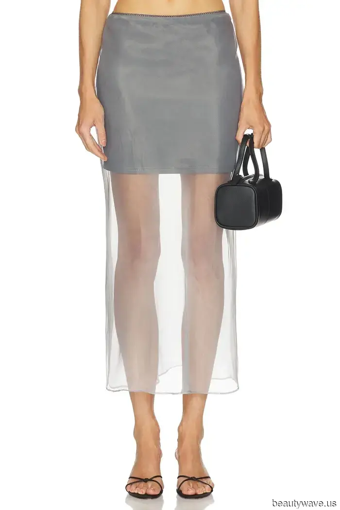 A L.A., ogni persona del mondo della moda indossa queste tendenze di gonne per sembrare alla moda e attuale.