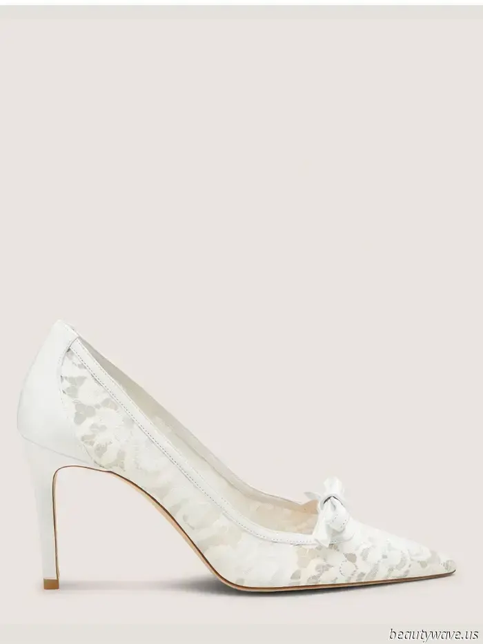 La gente de moda en Nueva York acaba de descubrir una nueva tendencia de color de zapatos que hace que los minifaldas "básicas" se sientan tan frescas