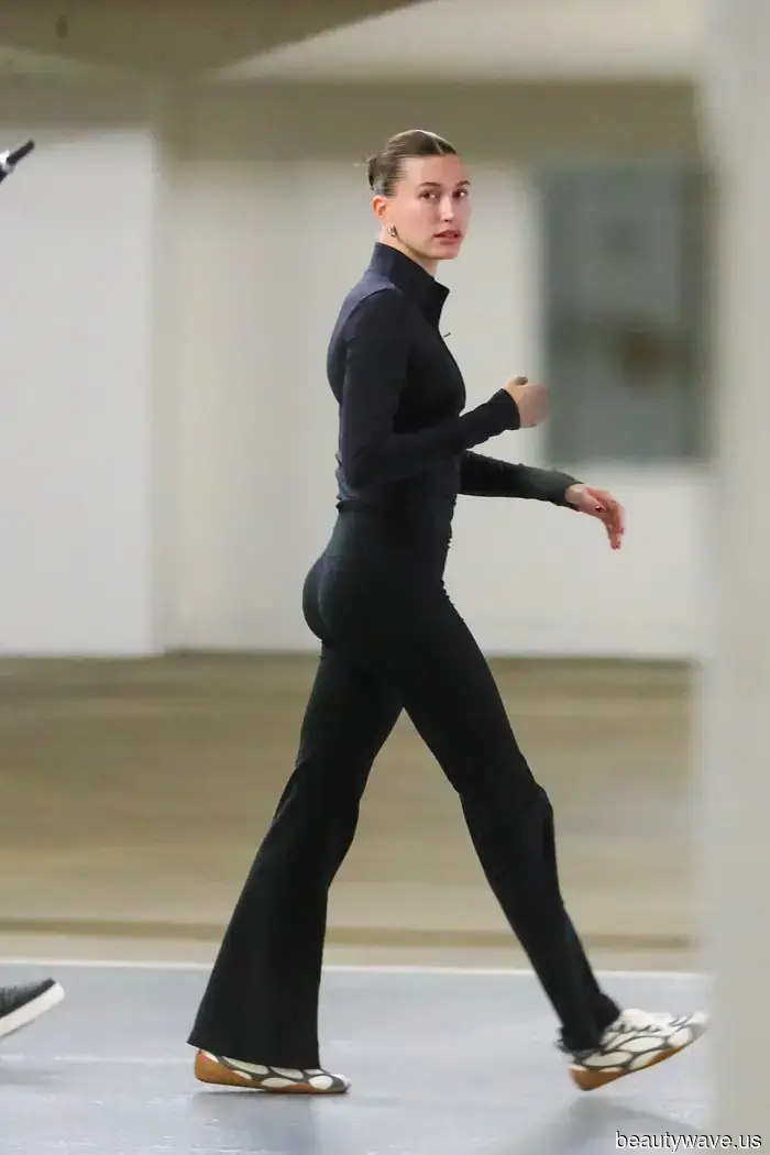 If you're planning to wear leggings and trainers in 2026, style them this way to achieve a chic look.