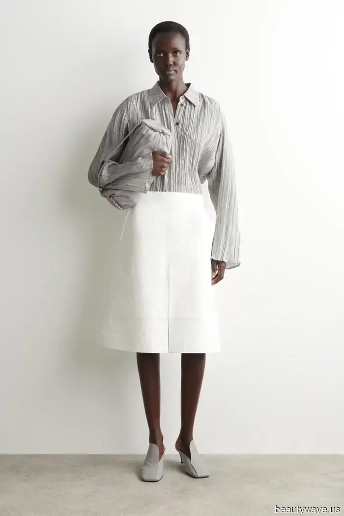 The Spring 2026 COS Show combines elements of American Gigolo and '90s Minimalism in a Seoul bathhouse setting.