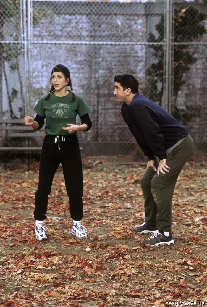 Improvvisamente, le persone della moda ovunque stanno usando questo semplice trucco di stile degli anni '90 per rendere i loro jeans immediatamente più cool.